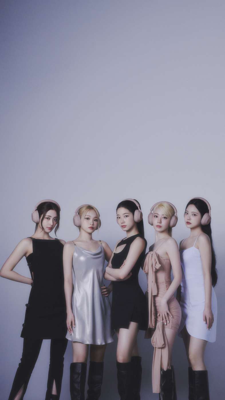 Les membres du groupe de K-pop féminin LE SSERAFIM portant des casques WH-1000XM5 en rose fumé.