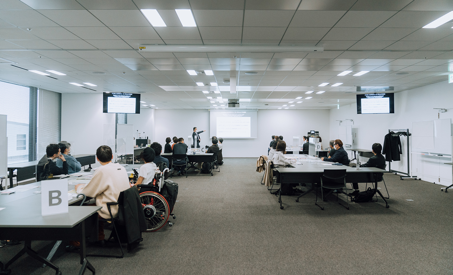 Des employés travaillent en atelier dans une salle de conférence