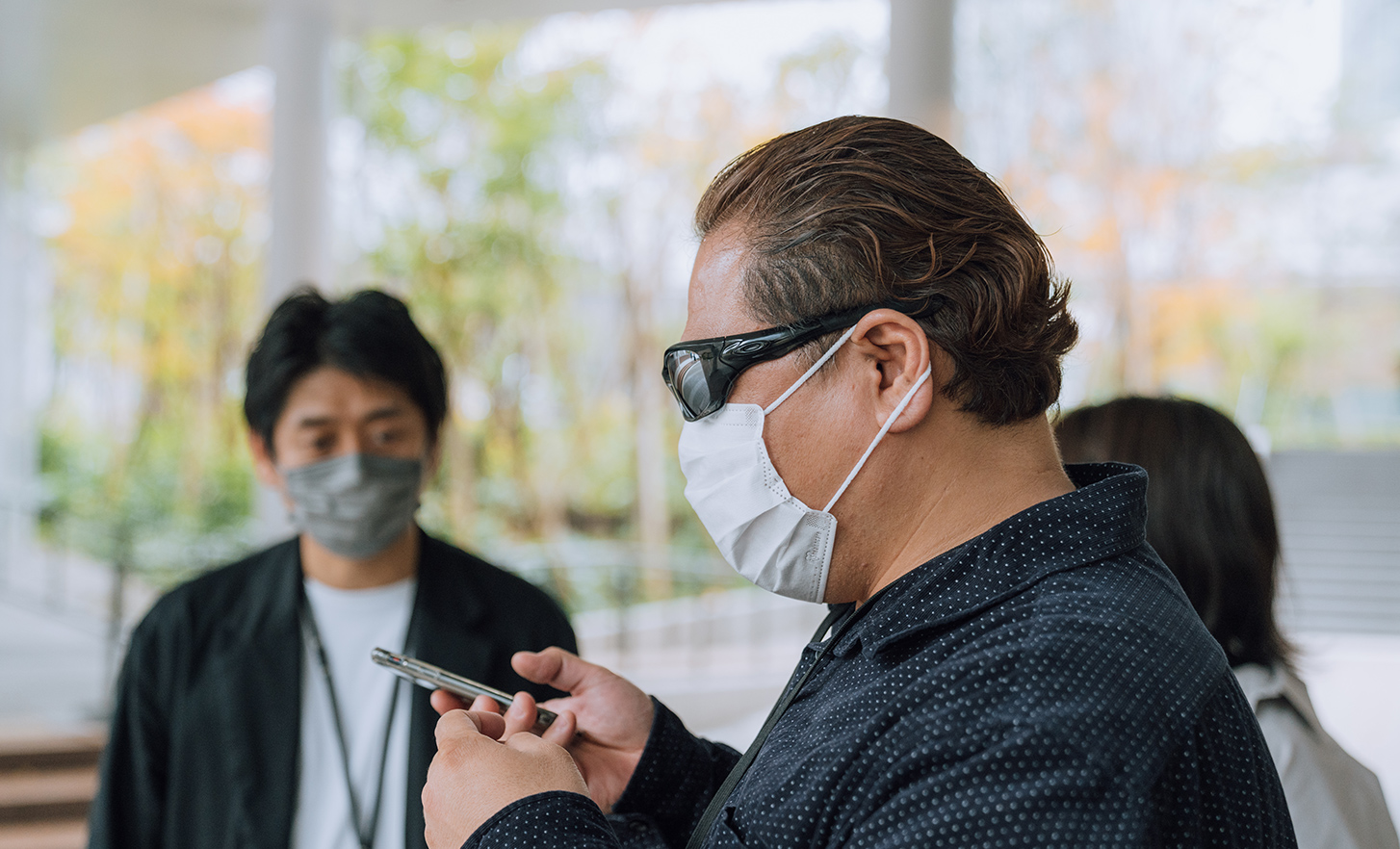 L’utilisateur de référence interagit avec son téléphone intelligent