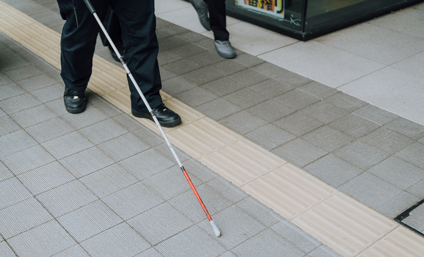 Canne blanche et blocs de braille