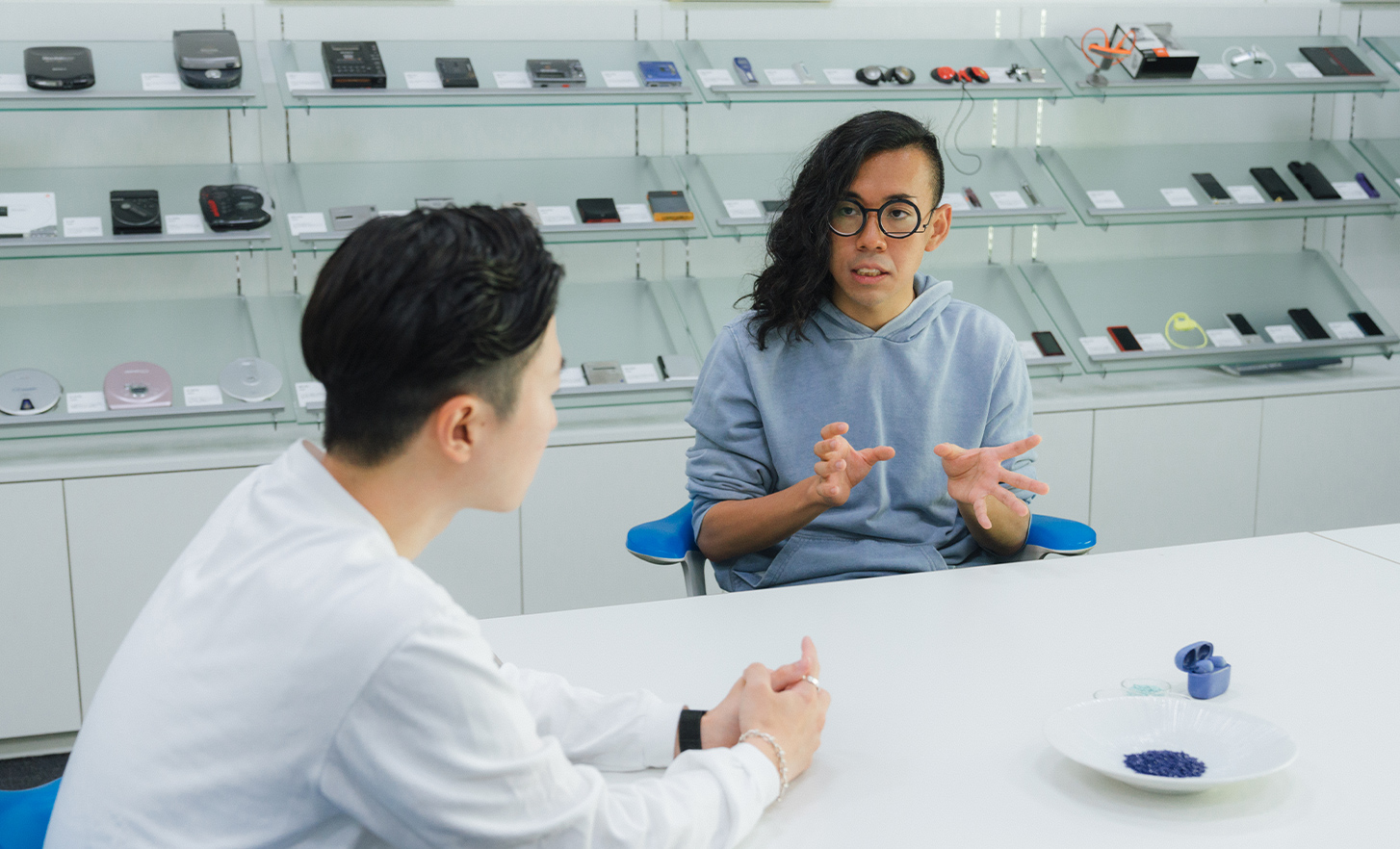 Deux employés discutent entre eux