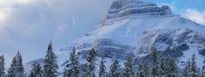 Une photo d'une montagne au sommet enneigé