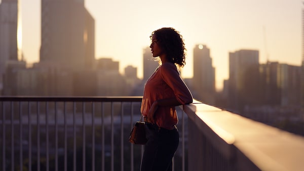 Portrait d’une femme se détachant sur un paysage urbain