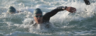 Image de plusieurs triathlètes en train de nager