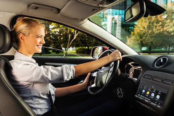 Image of the 6.95 in (17.6 cm) Digital Media Receiver with WebLink Cast in a car with a person driving.