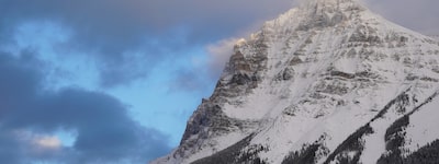 Une photo d'une montagne au sommet enneigé