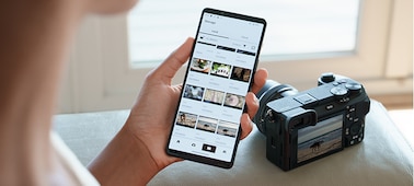 Photo d’une femme regardant des photos transférées depuis l’appareil photo