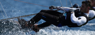 Image de deux hommes sur un yacht en mouvement rapide, la mise au point est faite sur l’œil de l’homme de devant