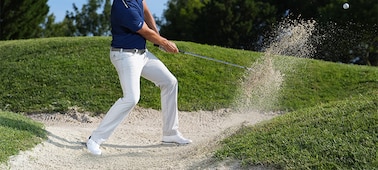 Image d’illustration d’un golfeur effectuant un coup de trappe, quelques instants après que le bâton a frappé la balle