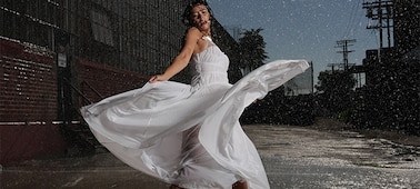 Image d’illustration d’une femme dansant sous la pluie