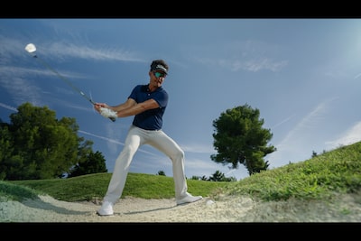 Image d’un golfeur faisant un swing avec son club pour tirer