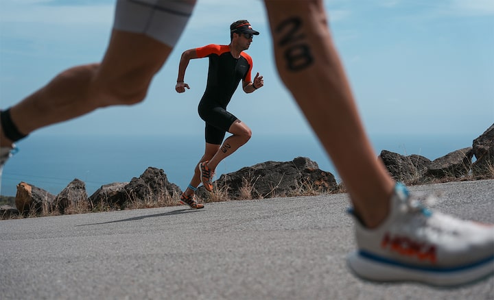 Image de deux triathlètes en train de courir