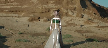 Image d’exemple montrant une femme marchant sur du sable, avec l’estimation de la pose humaine reconnaissant sa tête et son corps