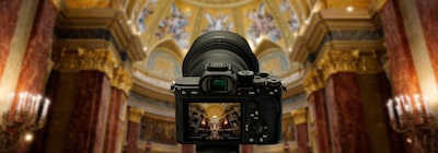 Vue de l’arrière de l’appareil photo, avec l’intérieur défocalisé d’une église en arrière-plan