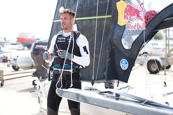 Image d’un homme debout près du yacht