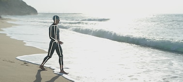 Image d’illustration d’un homme marchant sur une plage