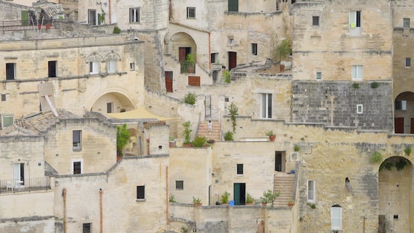 Image d’exemple montrant un paysage urbain avec un suréchantillonnage de 6K