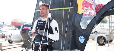 Image d’un homme debout près du yacht