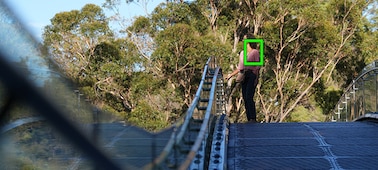 Photo d’une femme debout sur un pont