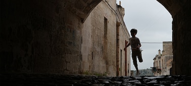 Image d’exemple montrant un enfant courant dans un tunnel ombragé