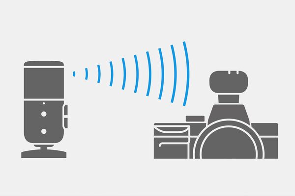 Illustration de la transmission radio entre le microphone et le récepteur fixé à la caméra