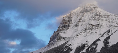 Une photo d'une montagne au sommet enneigé