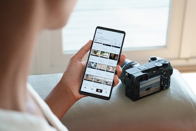 Photo d’une femme regardant des photos transférées depuis l’appareil photo