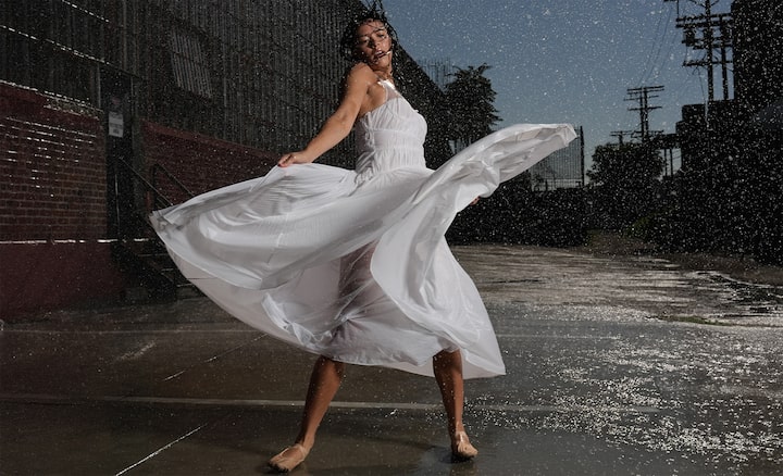 Image d’illustration d’une femme dansant sous la pluie