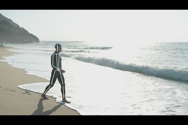 Image d’illustration d’un homme marchant sur une plage