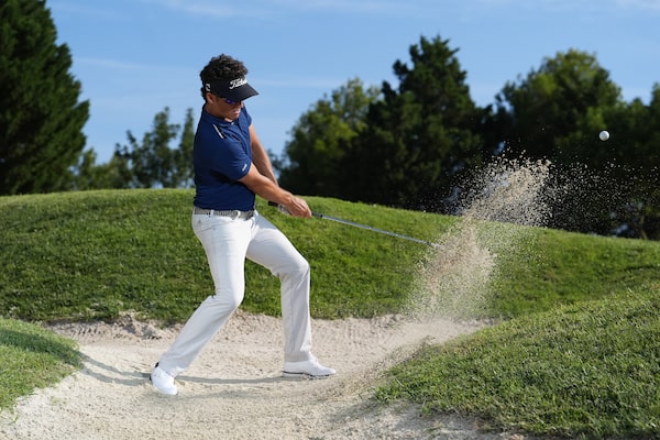 Image d’illustration d’un golfeur effectuant un coup de trappe, quelques instants après que le bâton a frappé la balle