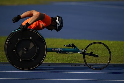 Photographie d'une personne pratiquant l'athlétisme en fauteuil roulant