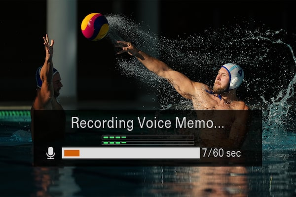 Image d’exemple d’un homme capturant un match de water-polo avec la barre d’état « Recording Voice Memo » (Enregistrement mémo vocal) affichée