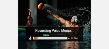 Image d’exemple d’un homme capturant un match de water-polo avec la barre d’état « Recording Voice Memo » (Enregistrement d’un mémo vocal) affichée