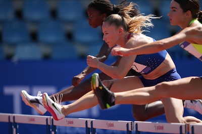 Image d’exemple montrant trois femmes sautant au-dessus d’un obstacle