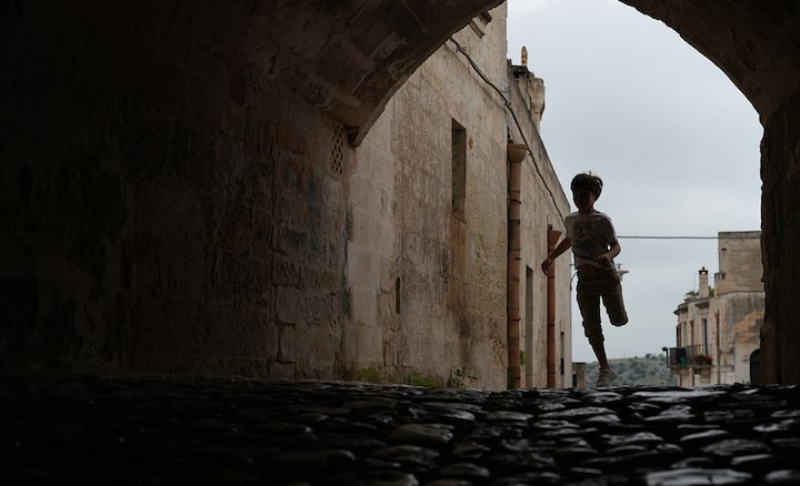 Image d’exemple montrant un enfant courant dans un tunnel ombragé