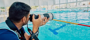 Image d’utilisation montrant un homme capturant une grande piscine intérieure