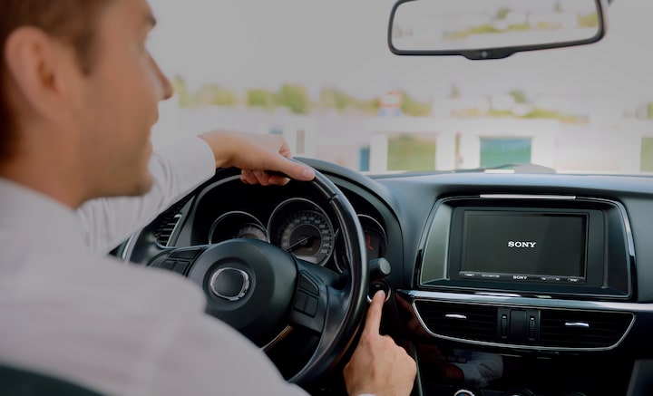 Image of the 6.95 in (17.6 cm) Digital Media Receiver with WebLink Cast inside a car being initiated.