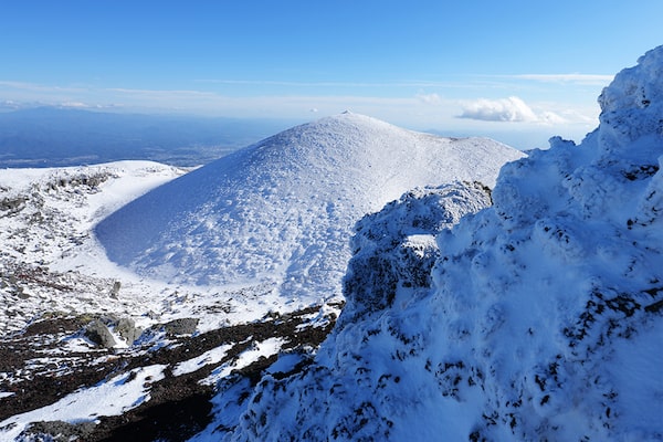 Exemples de photographies de montagnes enneigées et de ciel bleu