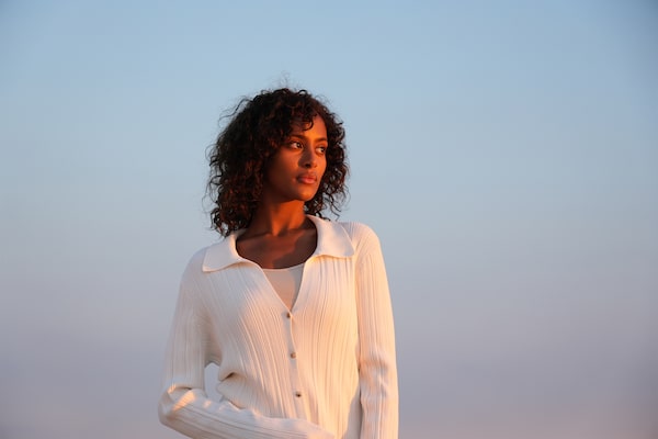 Portrait d’une femme à la lumière du soir