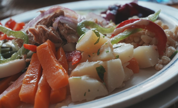 Ex. d’image d’une cuisine marocaine à la distance de mise au point minimale de l’objectif, montrant la résolution et le bokeh