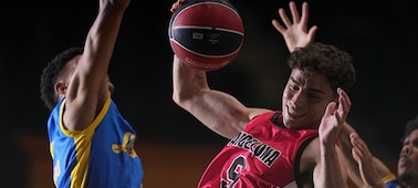 Image d’illustration de joueurs de basket-ball sous un panier