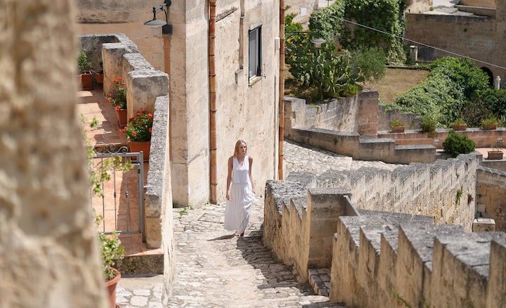 Image d’exemple montrant une femme montant un escalier dans un environnement urbain