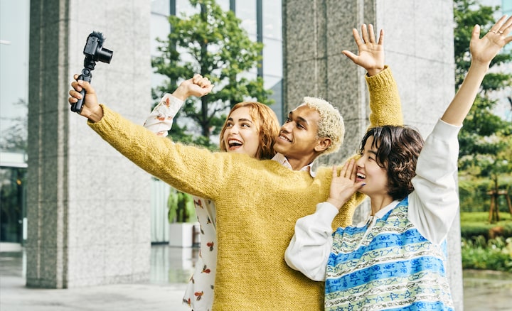 Image de trois modèles prenant un égoportrait