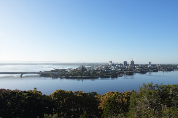 Photo de paysage d’une ville et d’un lac