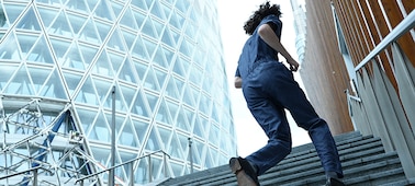 Image d’un homme montant des escaliers à la course