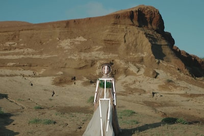 Image d’exemple montrant une femme marchant sur du sable, avec l’estimation de la pose humaine reconnaissant sa tête et son corps