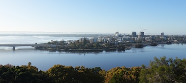 Photo de paysage d’une ville et d’un lac