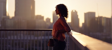 Portrait d’une femme se détachant sur un paysage urbain